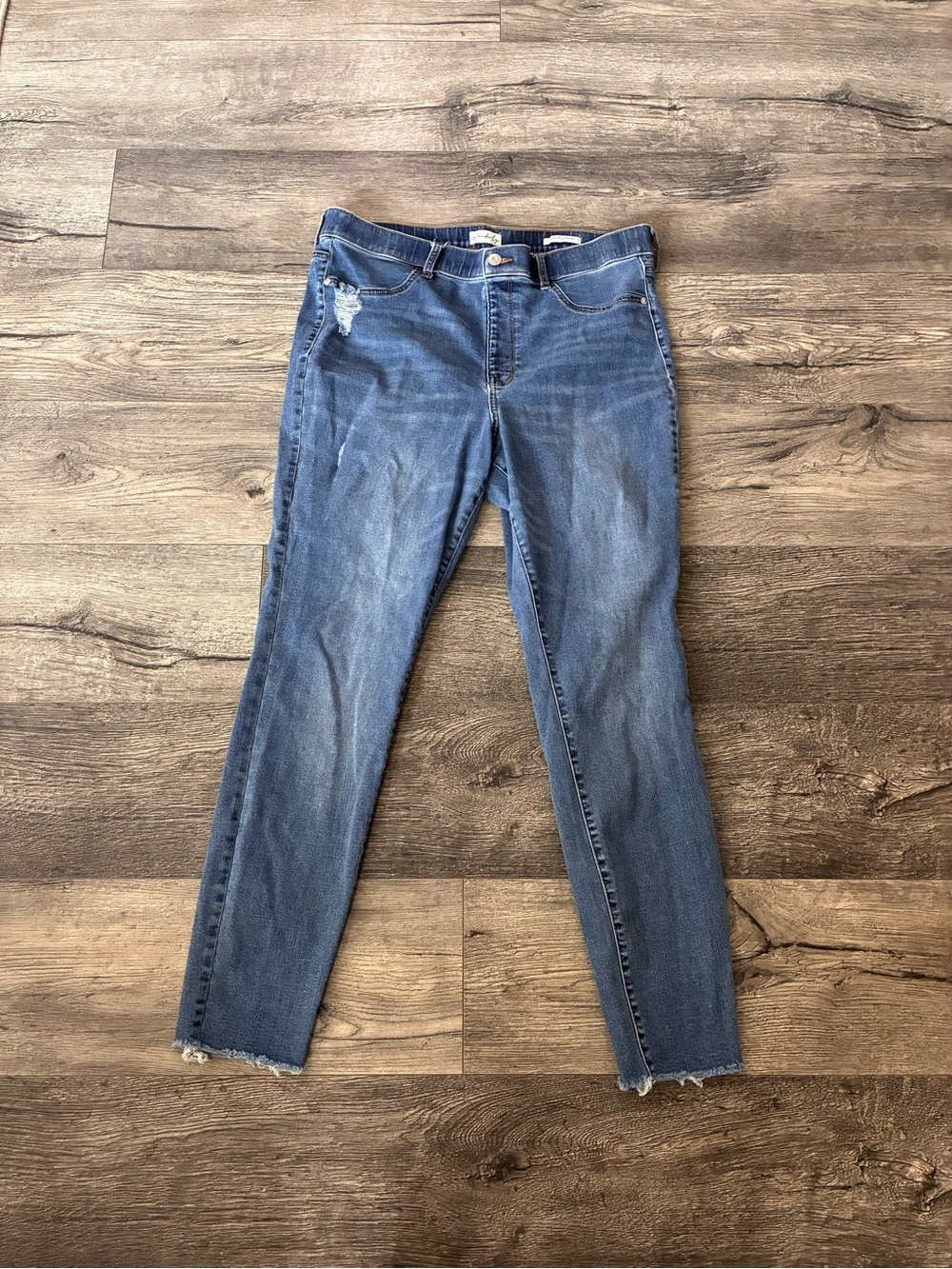 Wonderly Distressed Skinny Jeans in Medium Blue